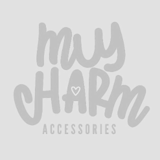muy charm accessories y figura especifica de un corazon en la letra a de la palabra charm